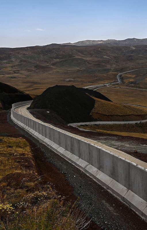 Así es el muro que construye turquía para frener a los migrantes afganos