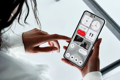 Así es el nuevo Nothing Phone (2), un smartphone con una serie de luces en la espalda que sirven como notificaciones silenciosas