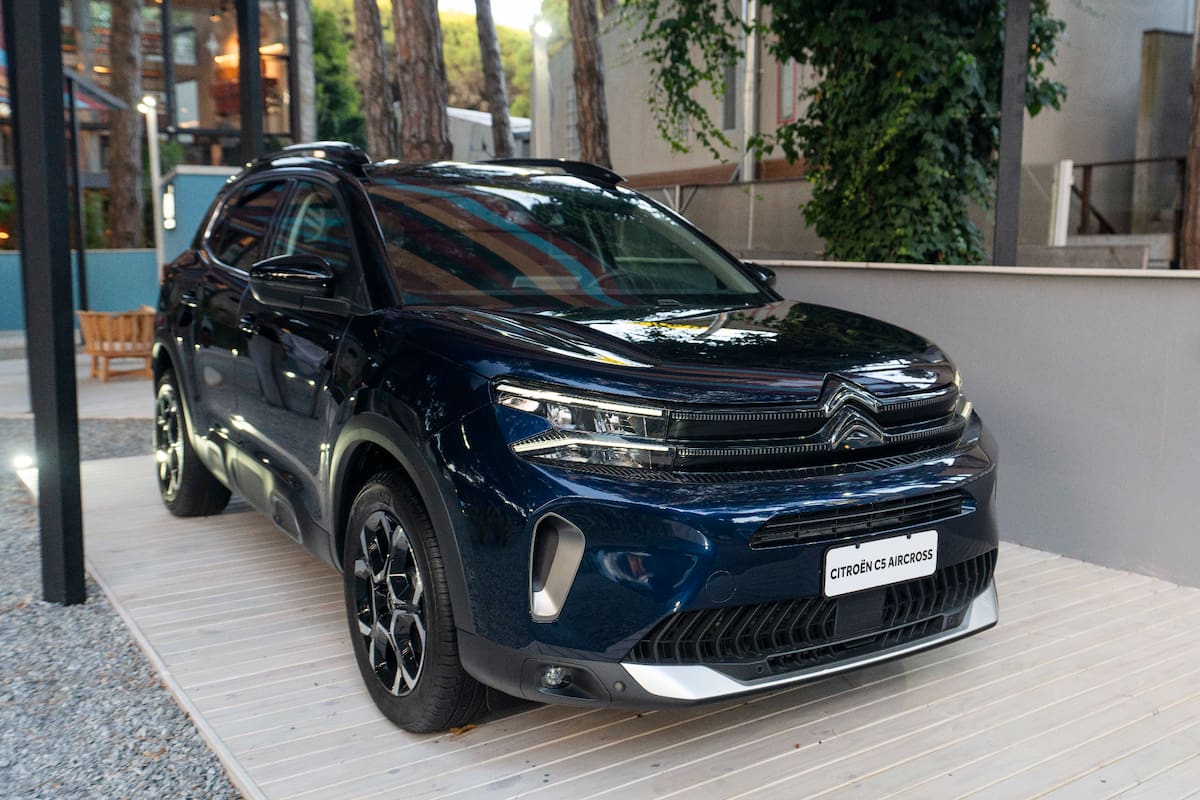 Así es el renovado Citroën C5 Aircross, que se exhibe en el stand de la marca en el centro de Cariló