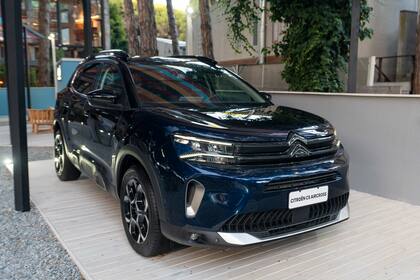 Así es el renovado Citroën C5 Aircross, que se exhibe en el stand de la marca en el centro de Cariló
