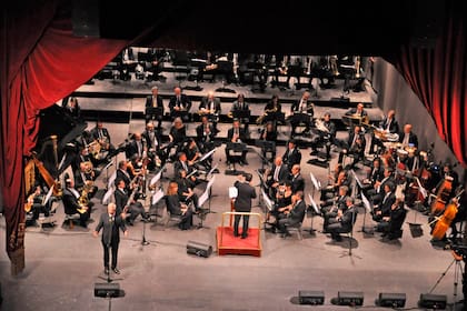El escenario, de 650 metros cuadros, mantiene las galerías laterales ("hombros" en el lenguaje teatral); el telón cortafuegos se reemplazó por uno más moderno y efectivo y los tres telones escenográficos (el original, el italiano y el americano) están siendo renovados.