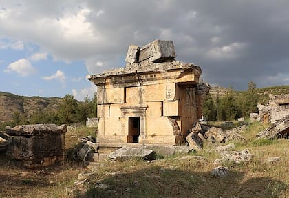 Así es el templo de Hades, para los griegos, y de Plutón pata los romanos, desde donde emergía el aliento de Cancerbero, que asesinaba a cualquier ser vivo