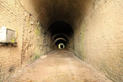 Así es el túnel de Cocceio tiene la capacidad para que dos carros circulen de manera vertical