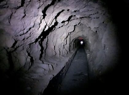Así es el túnel que conduce hacia la laguna roja