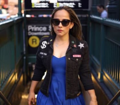 Así es Eliana Ortega, la ecuatoriana que gana 3000 sacando piojos en Nueva York