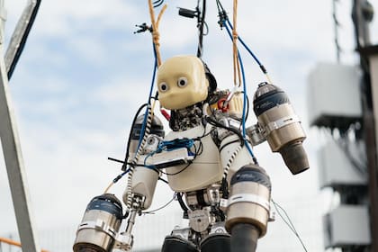 Así es iRonCub3, el robot humanoide volador creado en Italia
