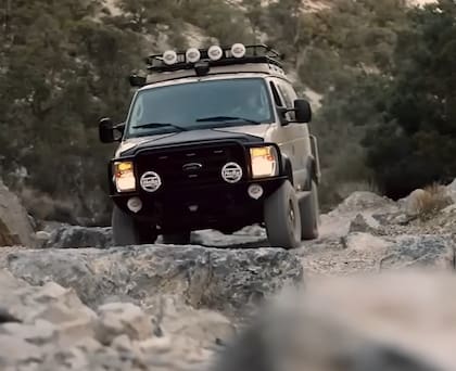 Así es la camioneta que acondicionó la pareja para viajar por todo Estados Unidos
