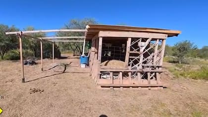 Así es la casa de barro y madera que Mauricio construye para su familia sin depender del trabajo estable