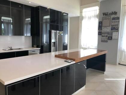 Así es la cocina de la lujosa mansión de "El hotel de los famosos" (eltrece), que está en venta. Foto/ZonaProp