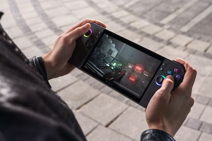 Así es la consola de mano Asus ROG Ally X, la segunda de la compañía; Valve dijo que dará soporte a la ROG Ally para que pueda usar SteamOS como alternativa a Windows