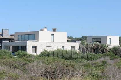 Así es la espectacular casa de Lavezzi, construida por el arquitecto Pablo Sánchez Elía, en Arenas de José Ignacio, frente a Laguna Escondida.