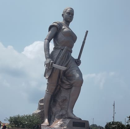 Así es la estatua de 30 metros en Benín que rememora a las guerreras Amazonas