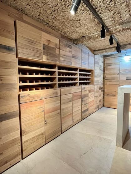 Así es la exclusiva bodega subterránea revestida en roble francés proveniente de antiguas barricas