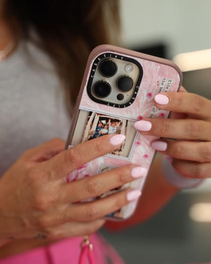 Así es la funda de celular que contiene la imagen de Thiago, Mateo y Ciro
