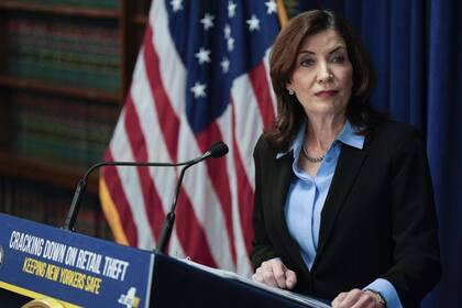 Así es la ley de Kathy Hochul que prohíbe los celulares en las escuelas públicas de Nueva York