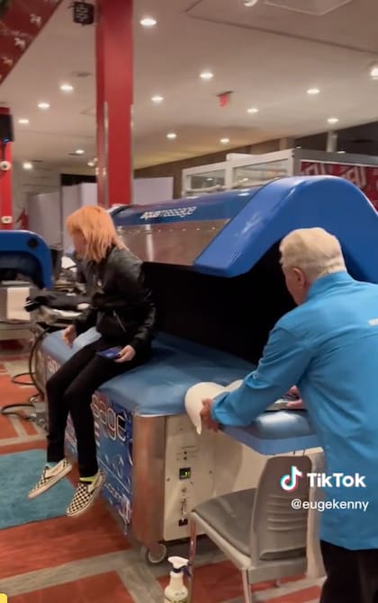 Así es la máquina de masajes que la tiktoker y sus compañeros tenían en la escuela de EE.UU.
