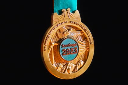 Así es la medalla de oro que se llevarán los ganadores de cada una de las disciplinas en los Juegos Panamericanos Santiago 2023
