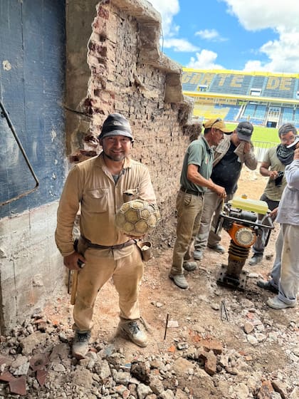 Así es la pelota de caucho que descubrieron los obreros en Rosario Central