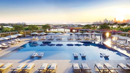 Así es la piscina del rascacielos más alto de Miami