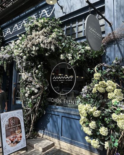 Así es la puerta de Maman, el café ubicado a una cuadra de Madison Square Park