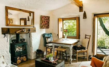 Así es la sala de estar y el comedor en la casa en la cueva
