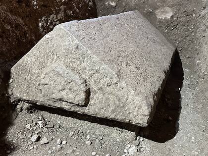 Así es la tapa del sarcófago donde se habría enterrado al obispo Myra