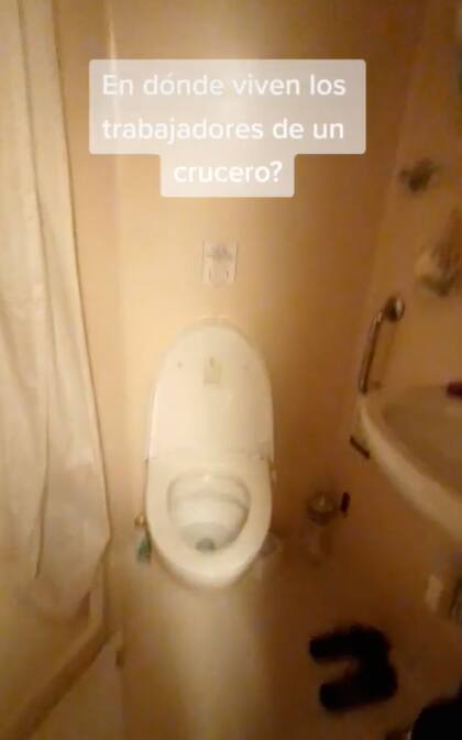 Así es la vida de un trabajador en un crucero: el baño es pequeño, pero tiene todas las comodidades