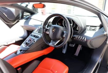 Así es por dentro el Lamborghini que era del Kun y está a la venta