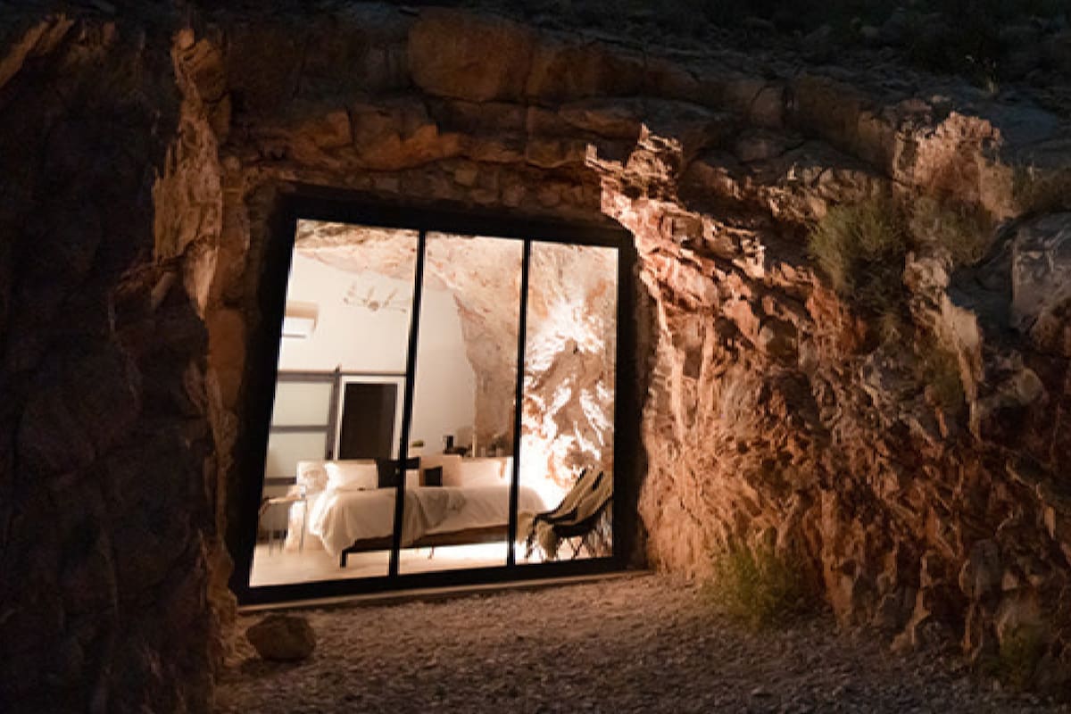 Así es quedarse en una cueva remodelada entre el lujo y la naturaleza, en Texas