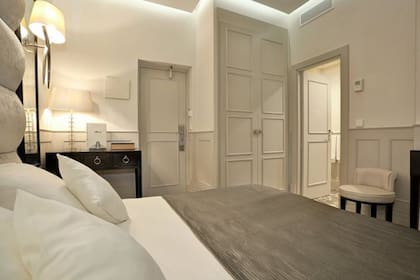 Así es una de las habitaciones del complejo de Messi en Ibiza
