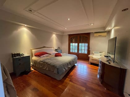 Así es una de las habitaciones principales de la vivienda
