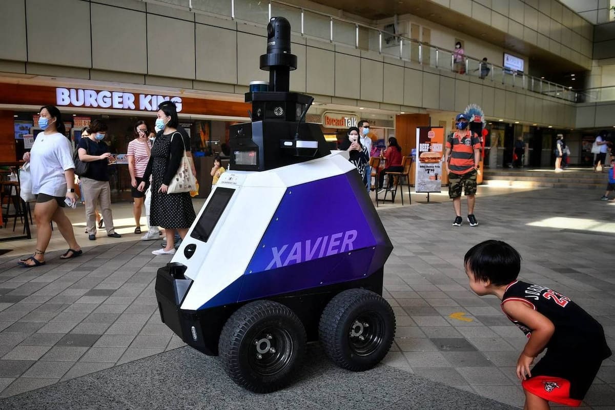 Así es Xavier, el robot vigilante que patrulla los espacios de Singapur para asegurar el distanciamiento social y asistir a los policías en las tareas de control en la calle