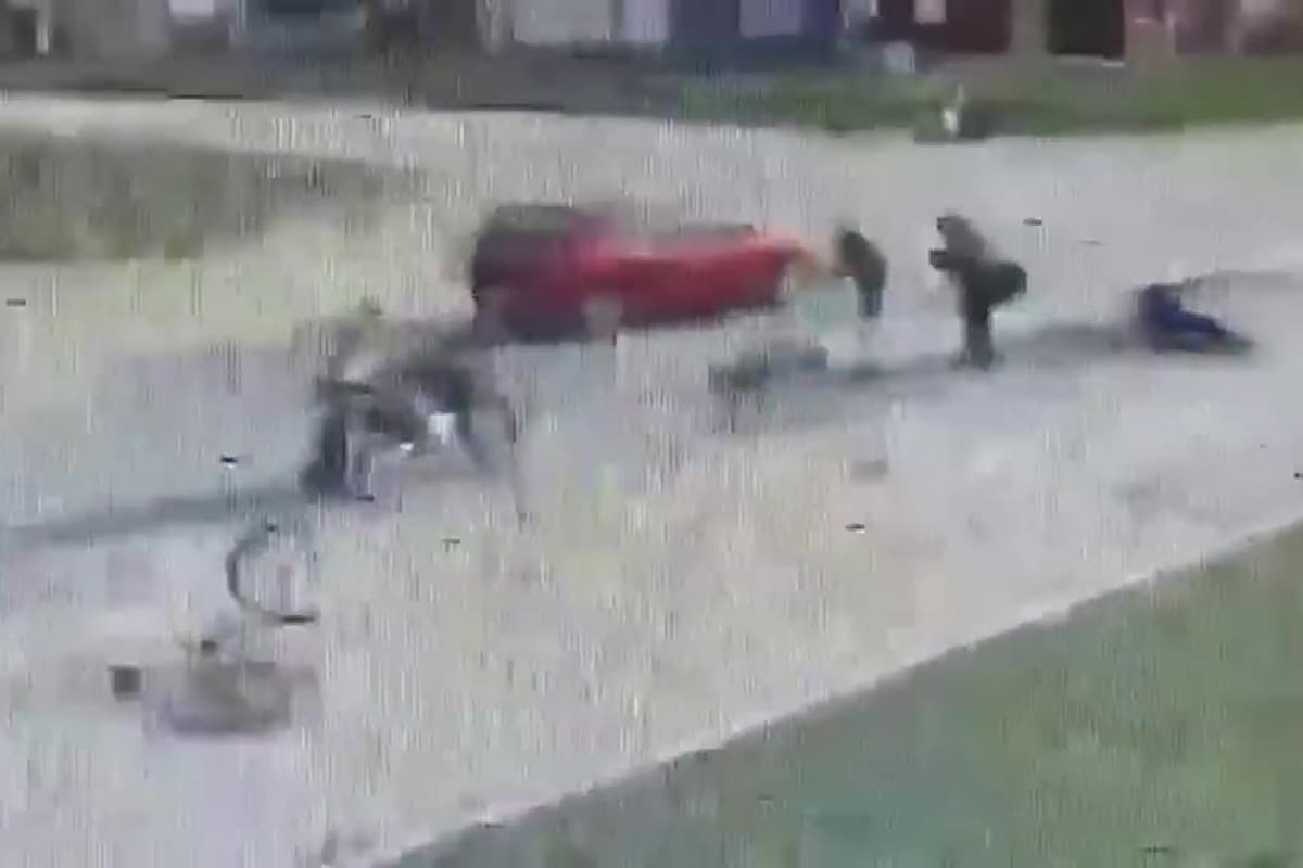 Así escapó el motociclista que atropelló a dos ciclistas