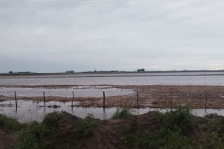 Un temporal provocó importantes destrozos en una región y agravó la situación de millones de hectáreas bajo el agua