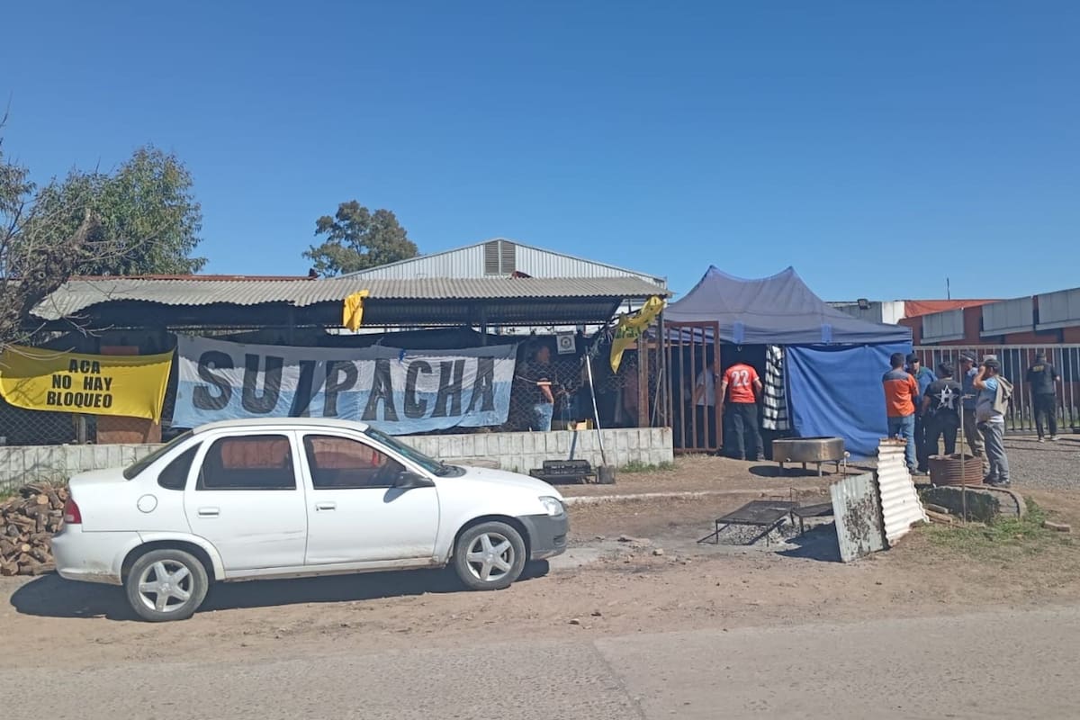 Así estaba ayer el ingreso a la planta de La Suipachense