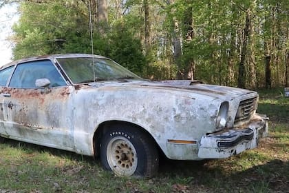Así estaba el Ford Mustang cuando el youtuber lo encontró en Estados Unidos