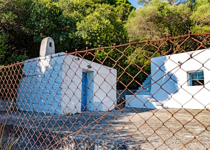 Así están hoy las edificaciones vecinas a la capilla Santísima Virgen, protegidas de turistas y curiosos por un alambrado.