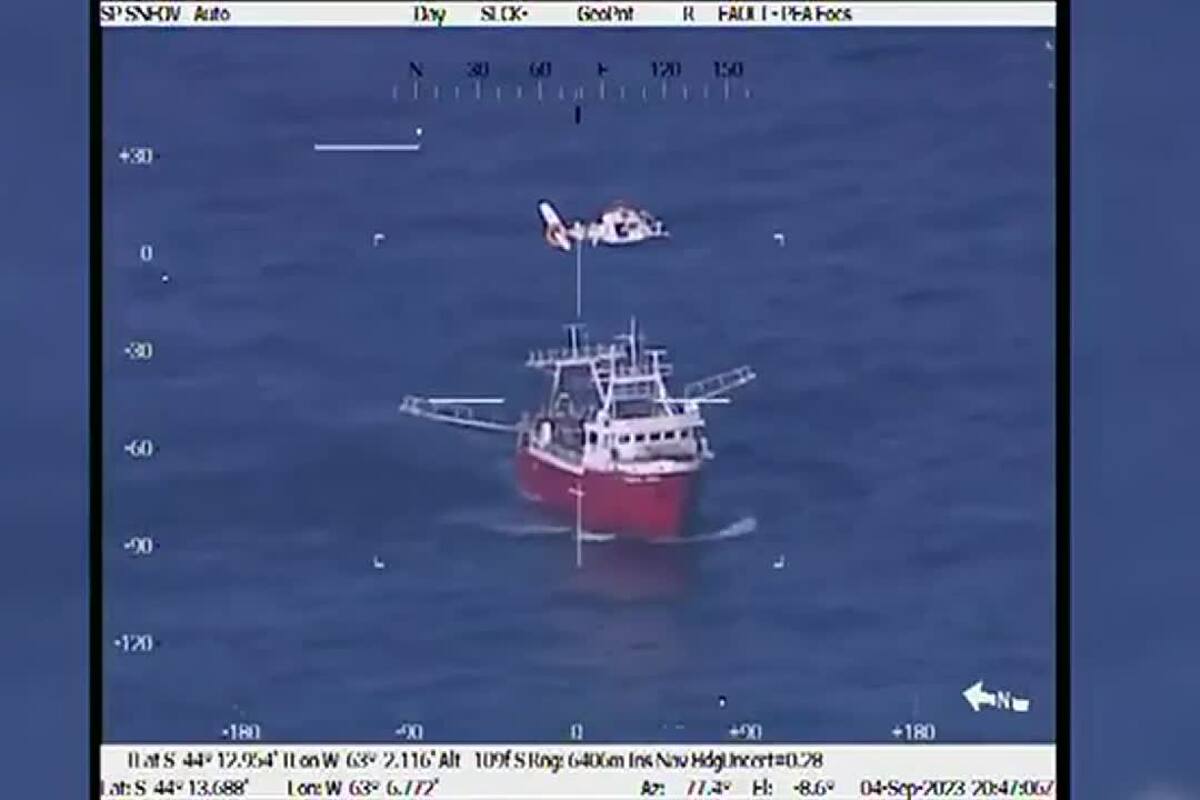 Así evacuaban a un marinero en altamar.