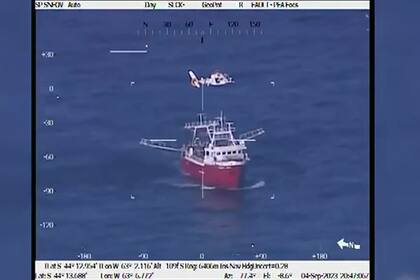 Así evacuaban a un marinero en altamar.