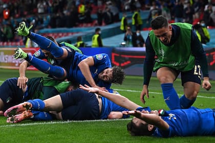 Así festeja Italia: con alma y vida; en Wembley, sufrió más de la cuenta contra Austria, pero sigue adelante en la Eurocopa.