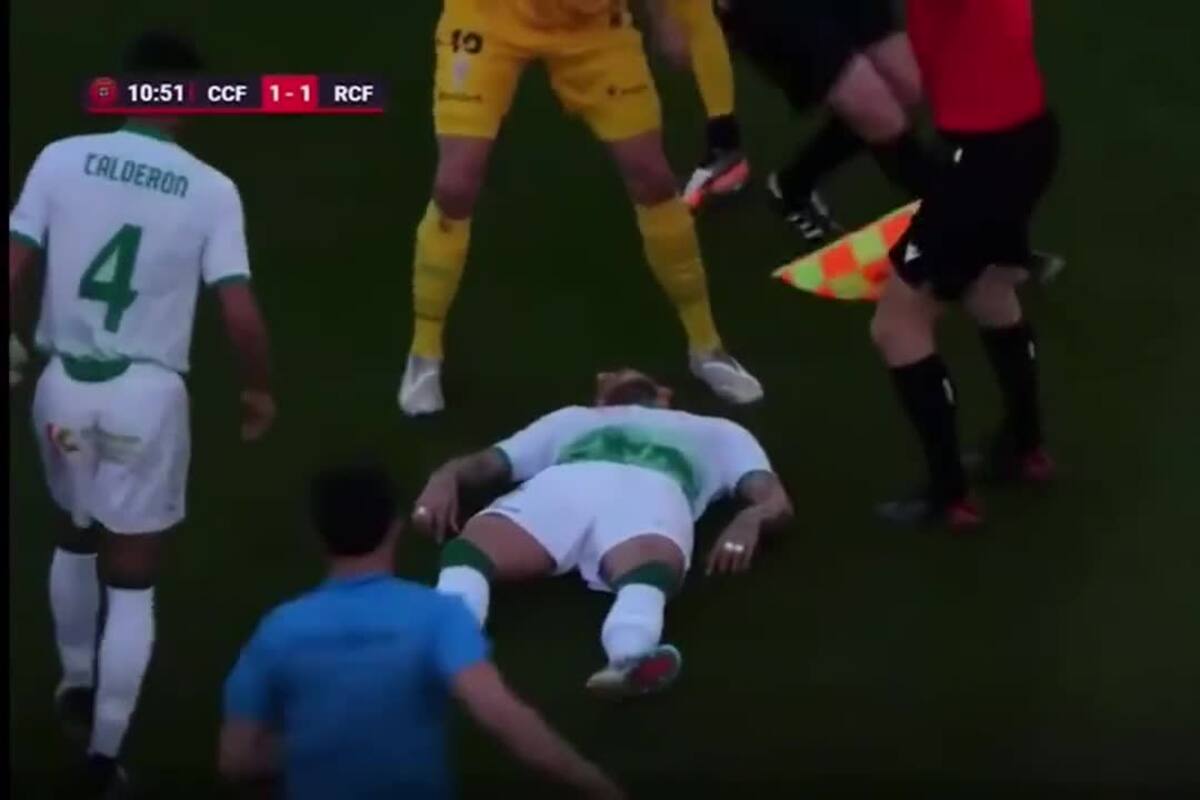 Así fue como un jugador del fútbol español colapsó en pleno campo de juego