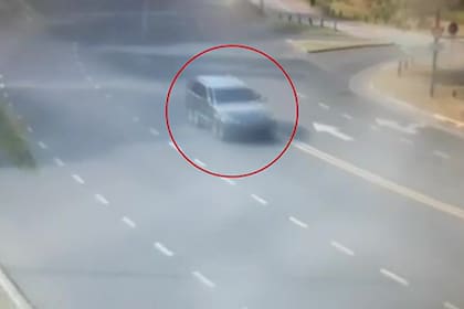 Así fue el choque a la ciclista y la huida del conductor