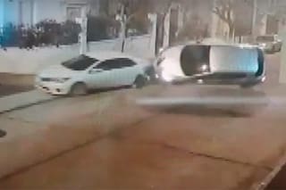 Volcó por chocar un auto estacionado y en un audio culpó a otra persona