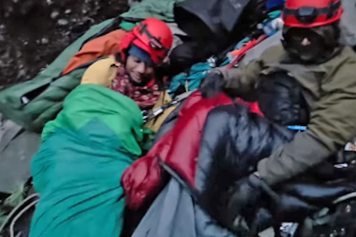 Así fue el dramático rescate del cuerpo de la turista brasileña en un volcán de Indonesia