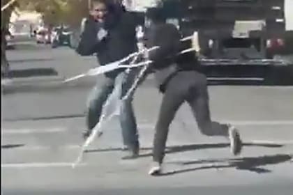 Así fue el enfrentamiento entre el impostor de muletas y un motociclista