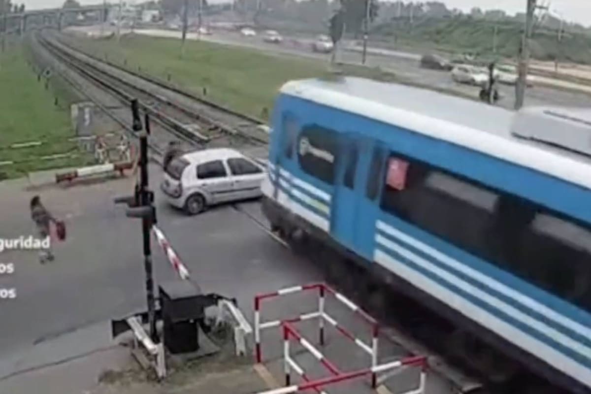 Así fue el impacto del tren contra el auto