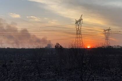 Así fue el incendio en la línea de alta tensión que provocó el corte de luz