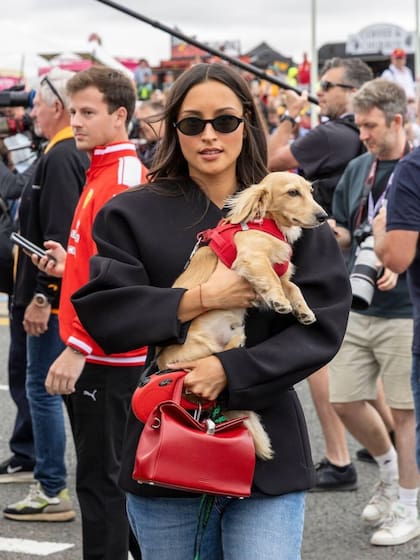 Así fue el ingreso de Alexandra Leclerc, esposa de Charles Leclerc, a la carrera. Como es costumbre, lo hizo en compañía de Leo, el fiel perro del piloto