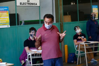 En la escuela se trabajó con la modalidad de espacios burbuja, rondas con 10 pupitres a dos metros de distancia uno del otro