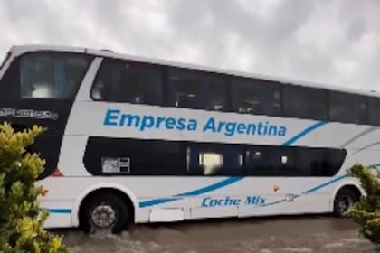Así fue el rescate de los pasajeros varados en un micro en Ruta 9.
